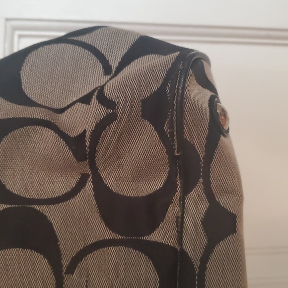 Coach Black And Gray Kisslock handbag. - Picture 6 of 12